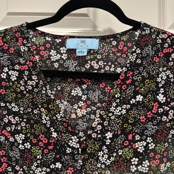 NWT CeCe Floral Top - Picture 3 of 11